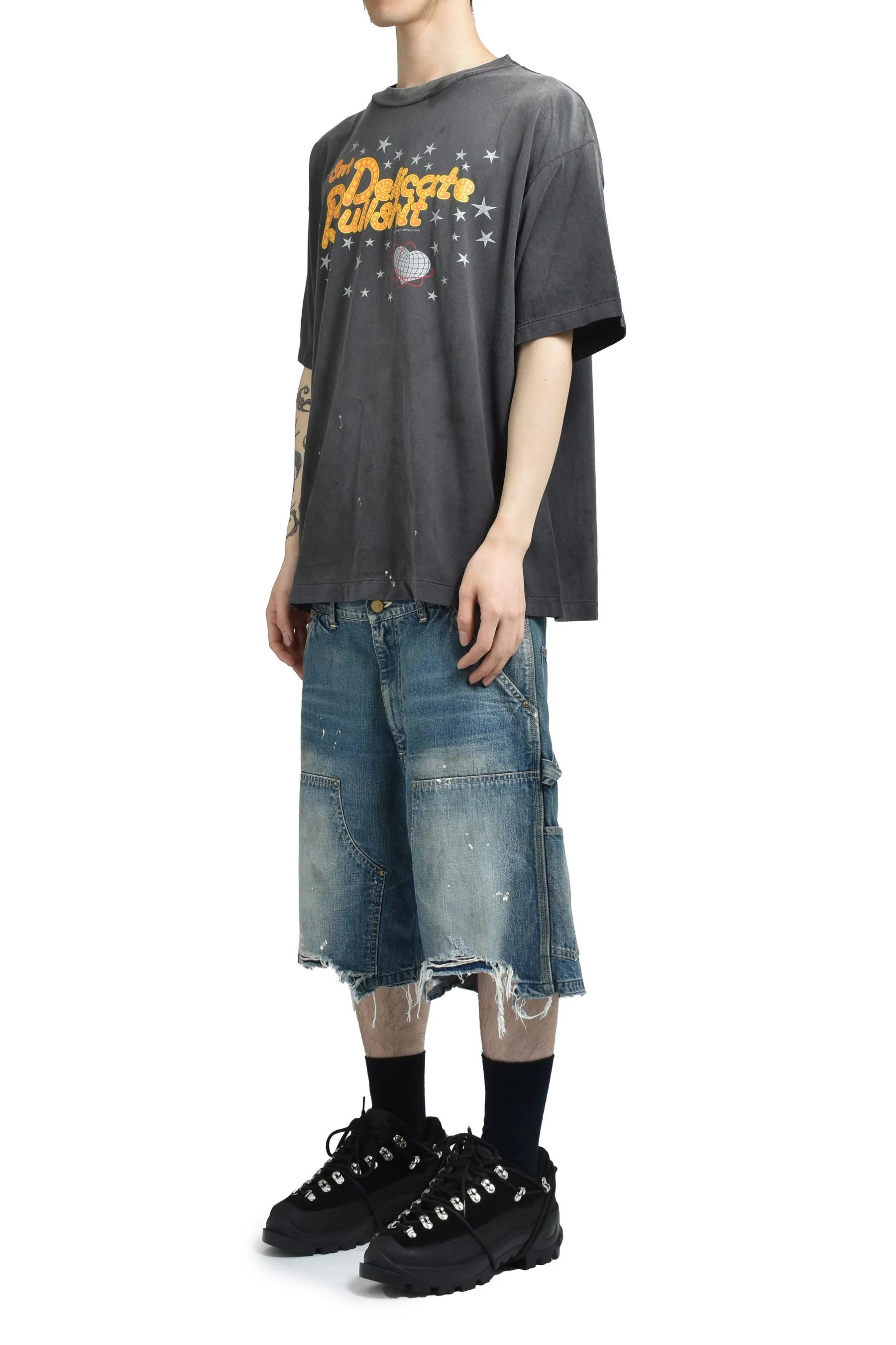 SAINT Mxxxxxx DELICATE BULLSHIT SS TEE/BLK Star Neon Slogan Printed TEE Washed Black S-XL New Vintage Washed and Distressed Ceiling! Loyal to the original version. Main mark and wash mark are matched. Tube-woven fabric without side seams. Non-open width version. Authentic level printing restoration proofing. Top purchasing agent level.